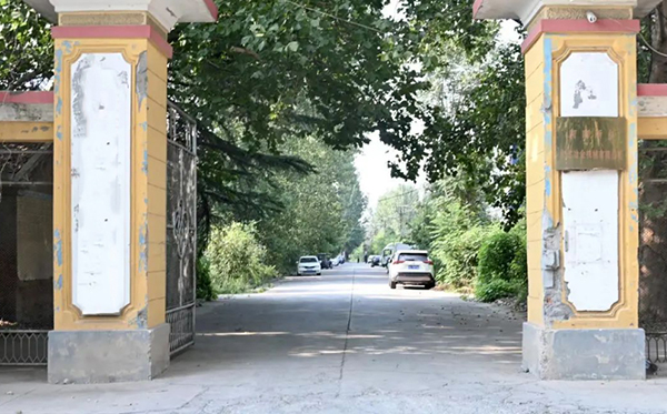 1978年，老董事長賀國興擔(dān)任國營新鄉(xiāng)縣拖拉機修造廠機修車間主任，經(jīng)多方走訪，最終帶隊自主研發(fā)出了拖修廠第一臺振動設(shè)備，并成功供貨太原鋼鐵廠